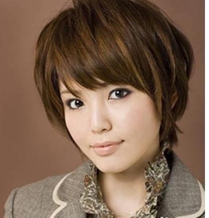适合女孩子方脸的发型如下:1,齐刘海短发方脸给人一种比较僵硬的感觉